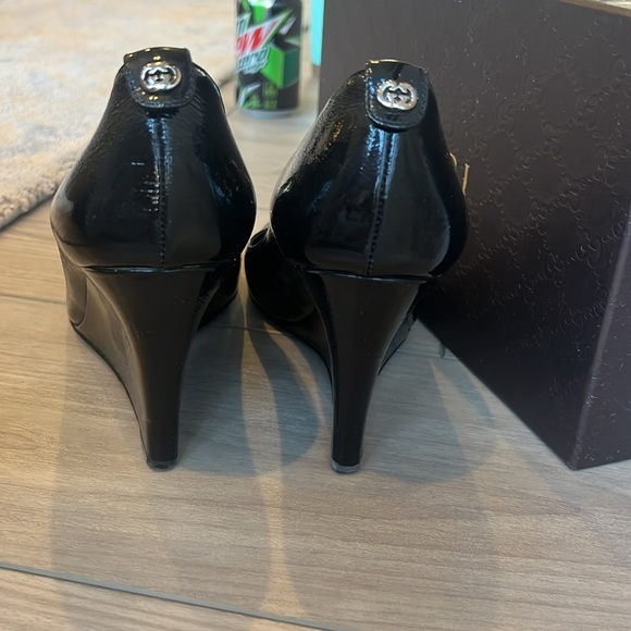 Gucci Black Patent Leather Wedge Round Toe Pumps Size 40 - Picture 5 of 11